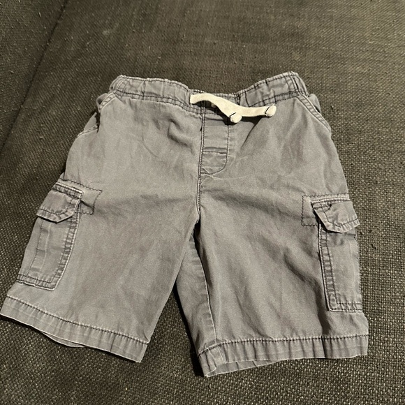 Carters boys grey cargo shorts. Size 4/5 - Picture 1 of 3